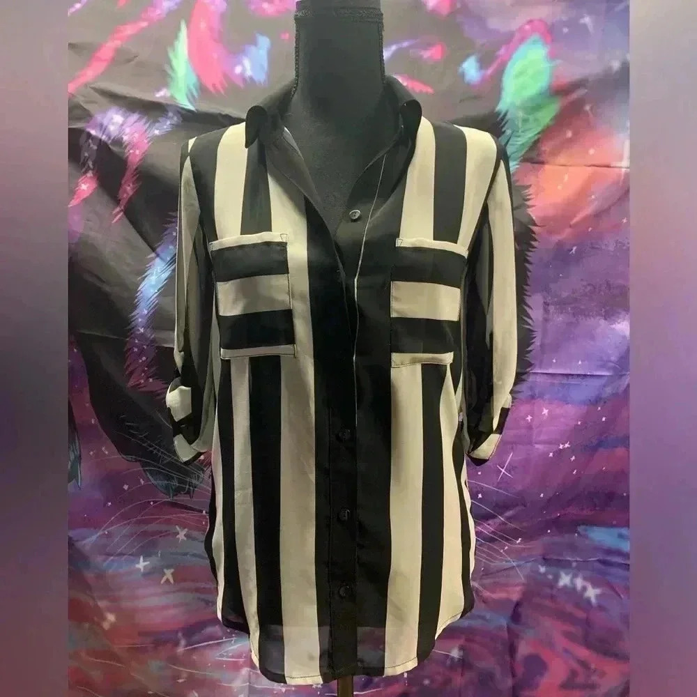 🤑 5 for $25 
Black and white striped top